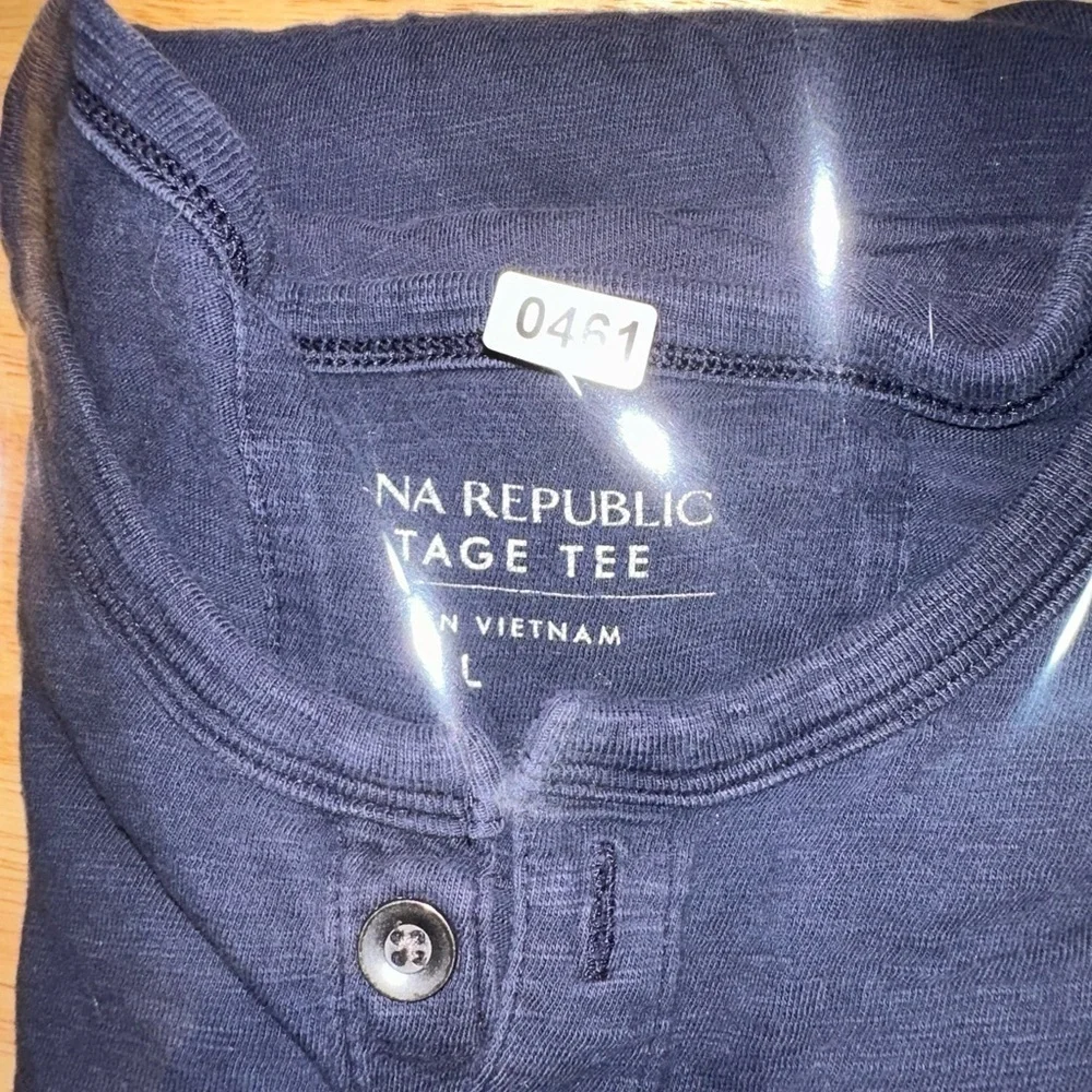 Banana Republic Vintage 3-Button T-Shirt (Size L)